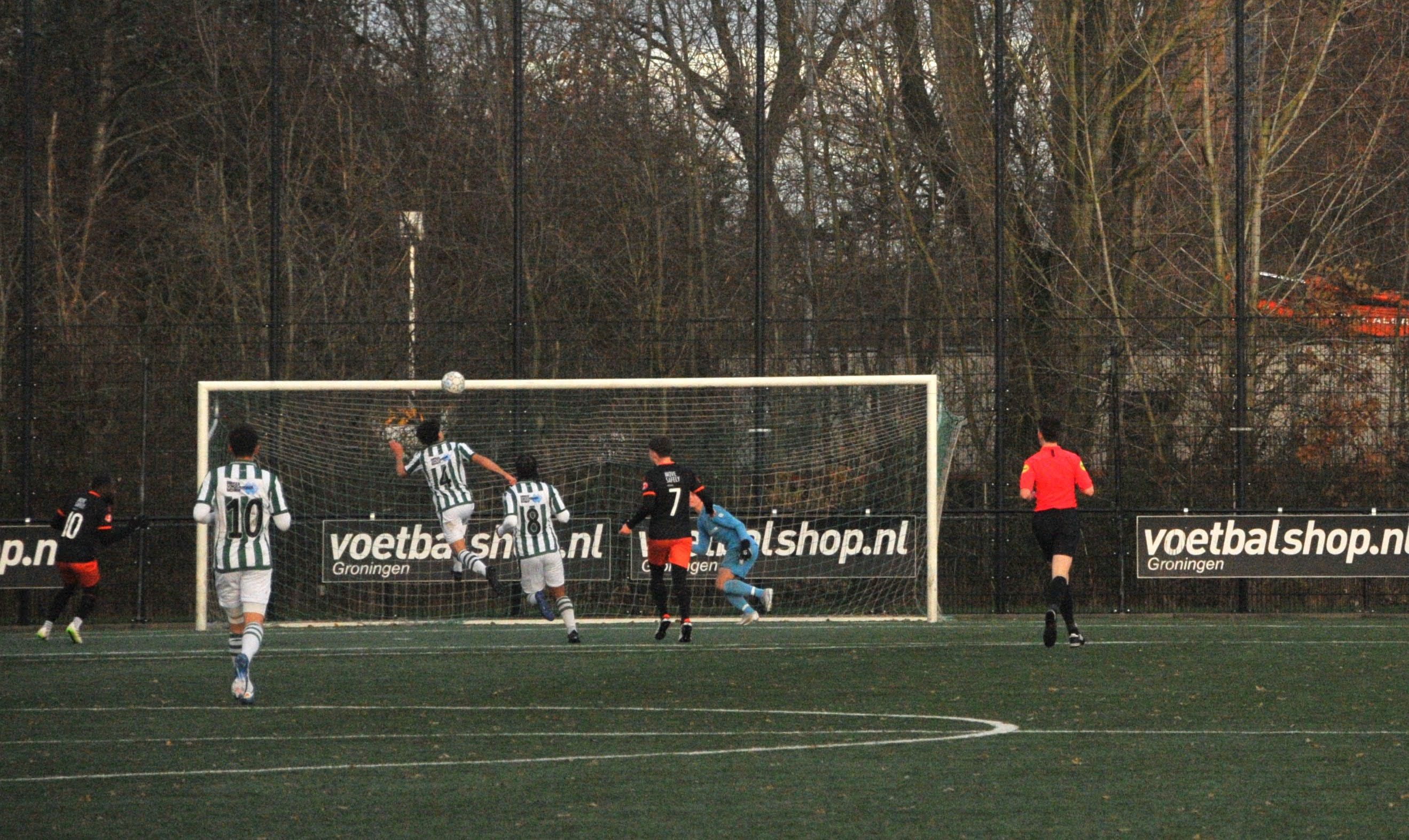 Oranje Nassau met moeite langs stadgenoot Velocitas.