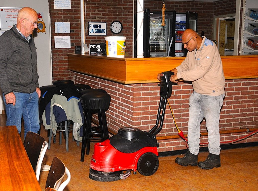 Bij Oranje Nassau kun je binnenkort van de vloer eten.