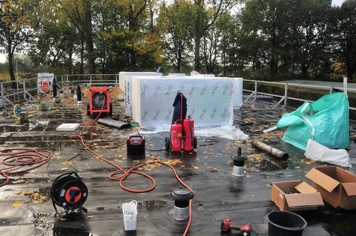 Nieuw dak kleedkamers Oranje Nassau