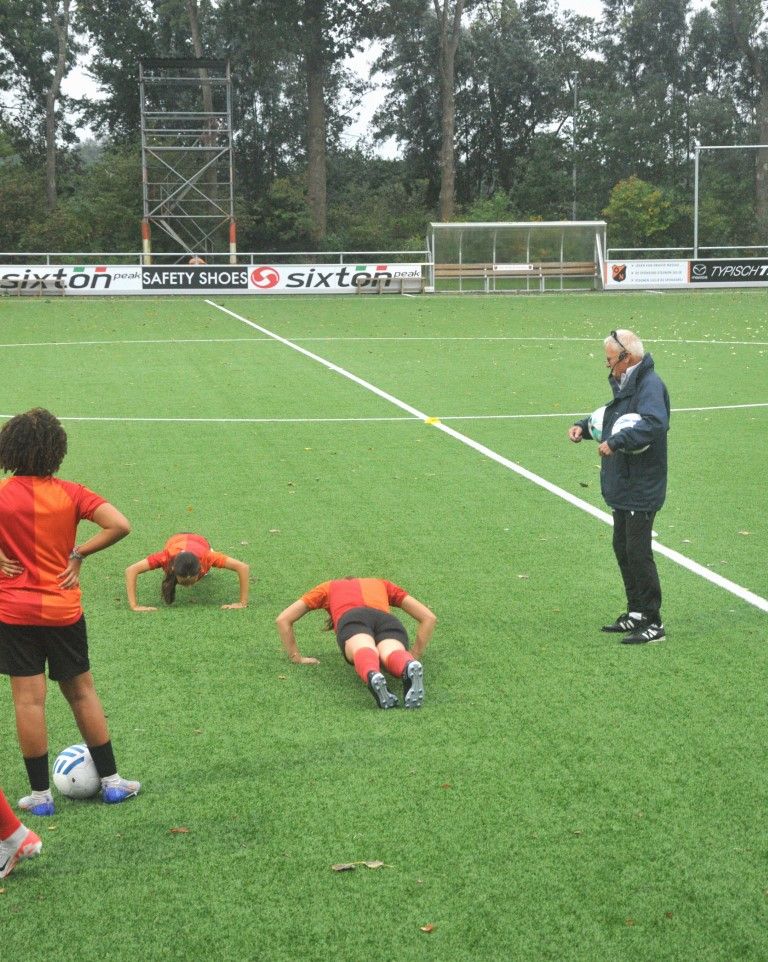 Foppe de Haan geeft voetbaltraining en lezing